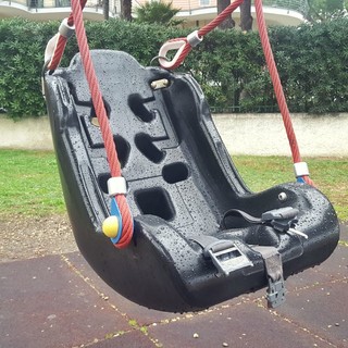 San Bartolomeo al Mare protagonista su Radio Deejay con la sua altalena per i più piccoli (AUDIO)