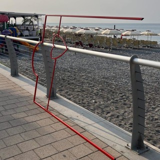 Vallecrosia, vandalizzata l'opera dell'artista Andrea Iorio installata sul lungomare