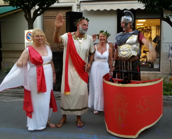 Alfio Visalli vince il concorso vetrine più belle ispirate all’Antica Roma: iniziativa avviata durante la Notte Bianca di Diano Marina