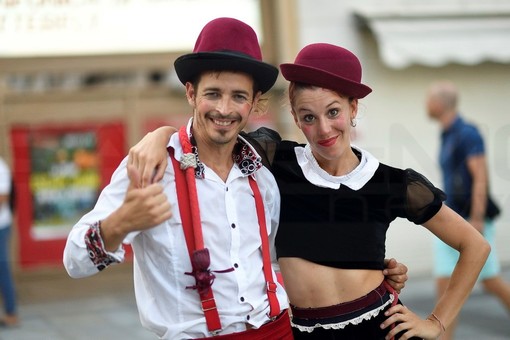 Sanremo: artisti di strada nella serata di ieri, i 'Los Risotto' hanno intrattenuto grandi e piccini (Foto) Sanremo: artisti di strada nella serata di ieri, i 'Los Risotto' hanno intrattenuto grandi e piccini (Foto)