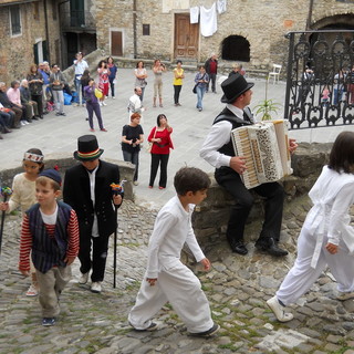 Apricale: aspettando il Teatro della Tosse, martedì prossimo, spettacoli teatrali itineranti