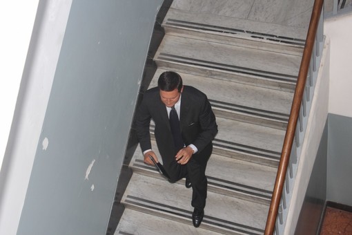 Giuseppe Argirò mentre esce dal Comune Giuseppe Argirò mentre esce dal Comune