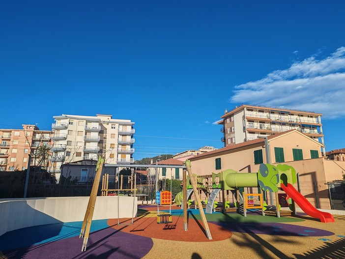 Area giochi sul lungomare a Vallecrosia, Quesada: "Per quali motivi non è ancora aperta?"
