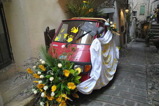 Il Lions Club Bordighera ‘Ottoluoghi’ raccoglie occhiali usati alla manifestazione ‘Ape in fiore’ di Vallebona