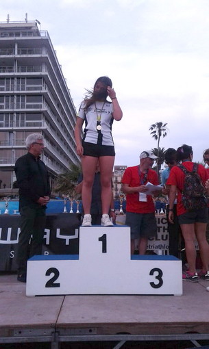 La giovane atleta di San Bartolomeo al Mare Vittoria Bergamini vince l'acquathlon di Nizza