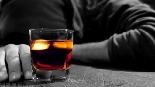 Viaggio nel mondo degli Alcolisti Anonimi di Sanremo: “Problema sottovalutato, ci si ritrova storditi a casa con la bottiglia vuota e una vita triste chiusa intorno all'alcol”