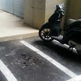 Imperia: anche l'asfalto attorno alla nuova stazione ferroviaria è un colabrodo, le proteste (Foto) Imperia: anche l'asfalto attorno alla nuova stazione ferroviaria è un colabrodo, le proteste (Foto)