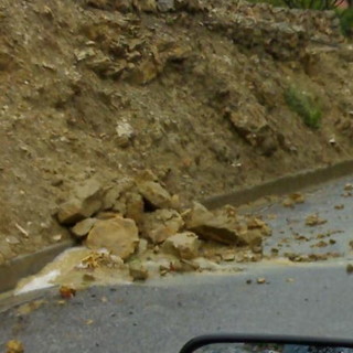 Ventimiglia: massi sulla strada in località Varase, stamani intervento dei Vigili del Fuoco