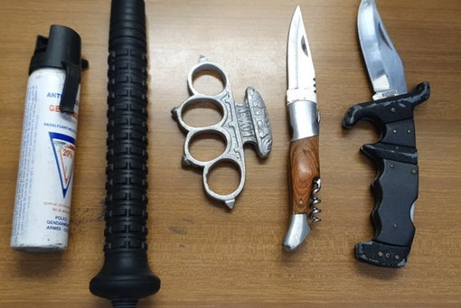 Sanremo: 39enni francesi fermati dai Carabinieri con armi da taglio e tirapugni, denunciati (Foto)