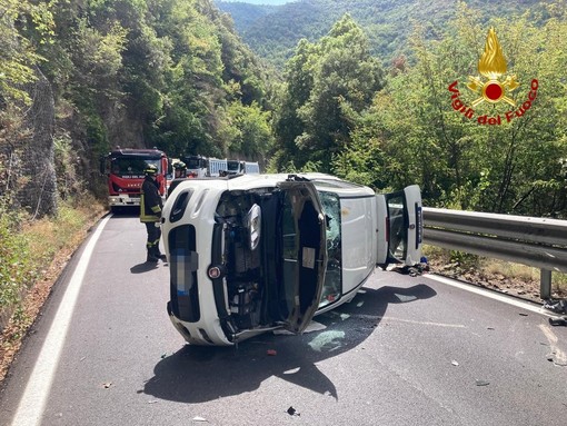 Molini di Triora: auto ribaltata ad Agaggio, guidatore estratto da alcuni passanti (Foto) Molini di Triora: auto ribaltata ad Agaggio, guidatore estratto da alcuni passanti (Foto)