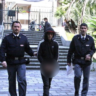 Sanremo: spaccio alla luce del sole in via Roglio, intervento della Polizia e 19enne arrestato Sanremo: spaccio alla luce del sole in via Roglio, intervento della Polizia e 19enne arrestato