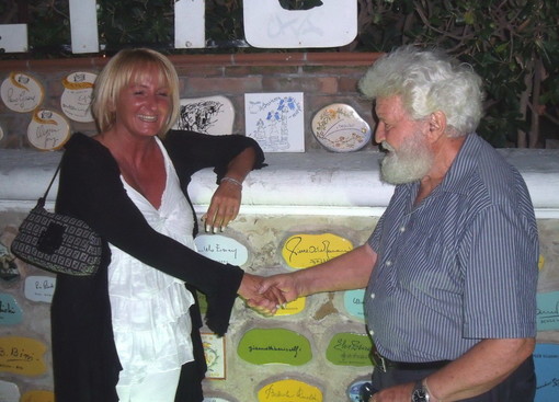 Alassio: incontro con Libereso che ha posato la 'sua' piastrella sul 'muretto'