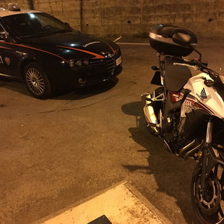 Sanremo: su una moto rubata fugge ad una pattuglia dei Carabinieri, fermato ed arrestato in via Galilei