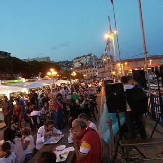 Sanremo: con un grande successo di pubblico si è conclusa la tre giorni di ‘A tavola sul Porto Vecchio’ Sanremo: con un grande successo di pubblico si è conclusa la tre giorni di ‘A tavola sul Porto Vecchio’
