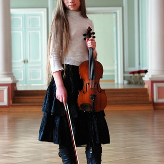 Sanremo: domani sera al Teatro Ariston il concerto della 12enne Alisa Pastuchova Sanremo: domani sera al Teatro Ariston il concerto della 12enne Alisa Pastuchova