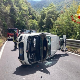Molini di Triora: auto ribaltata ad Agaggio, guidatore estratto da alcuni passanti (Foto)
