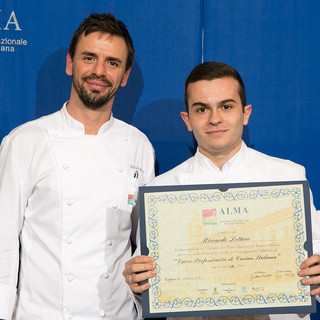Taggia: c'è anche il cuoco Riccardo Lottero tra i nuovi diplomati della scuola di cucina di Gualtiero Marchesi Taggia: c'è anche il cuoco Riccardo Lottero tra i nuovi diplomati della scuola di cucina di Gualtiero Marchesi