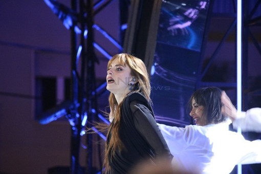 Palco troppo affollato per la co-conduzione del Festival di Sanremo? Annalisa smentisce: "Pare pare pare… Pare che non è vero! Abbracci"