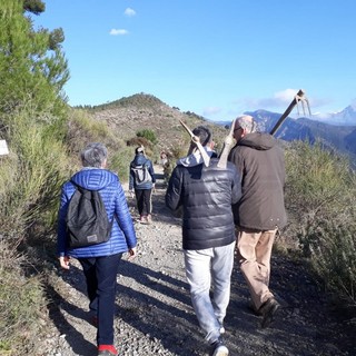 Ventimiglia: in 30 ieri con l'associazione 'Albintimilium' per piantare 100 alberi sul Monte Pozzo (Foto) Ventimiglia: in 30 ieri con l'associazione 'Albintimilium' per piantare 100 alberi sul Monte Pozzo (Foto)