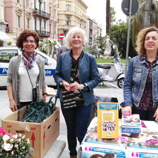 In corso di svolgimento l'iniziativa dell'Airc 'L'Azalea della ricerca', le foto del banchetto a Sanremo