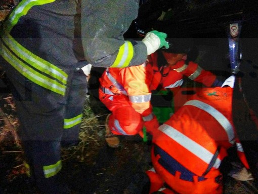 Costarainera: si capotta con l'auto sulla strada per Cipressa, anziano riporta lievi ferite