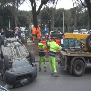 Ventimiglia: si capotta con il Suv in corso Toscanini, 40enne esce senza ferite dall'auto
