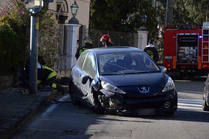 Sanremo: fuga di gas in corso Inglesi, auto finisce contro un muro e trancia un tubo (Foto e Video) Sanremo: fuga di gas in corso Inglesi, auto finisce contro un muro e trancia un tubo (Foto e Video)