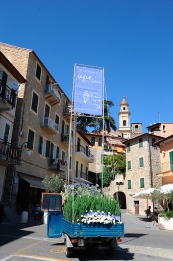 Vallebona: domani, al via la settima edizione di 'Ape in Fiore' con festa, musica e visite Vallebona: domani, al via la settima edizione di 'Ape in Fiore' con festa, musica e visite