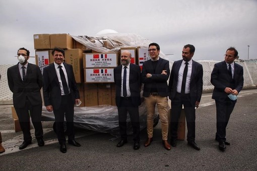 Sono arrivate all’aeroporto le forniture sanitarie acquistate dalla città di Nizza (Video e foto) Sono arrivate all’aeroporto le forniture sanitarie acquistate dalla città di Nizza (Video e foto)