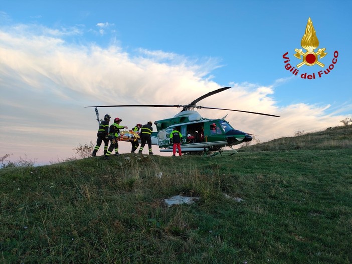 Anziano scomparso da mercoledì ritrovato a Colle d'Oggia: con l'auto è finito in un burrone (Foto) Anziano scomparso da mercoledì ritrovato a Colle d'Oggia: con l'auto è finito in un burrone (Foto)