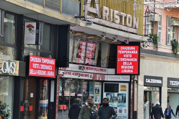 L'avviso all'esterno dell'Ariston L'avviso all'esterno dell'Ariston
