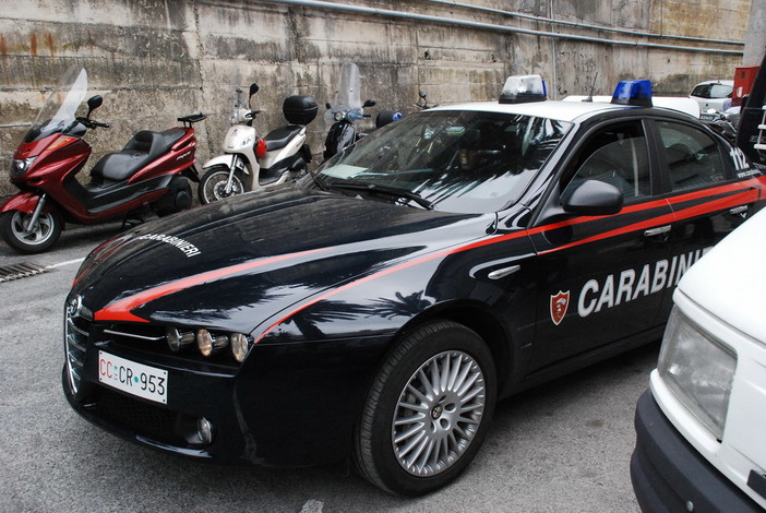 Sanremo: arrestato per resistenza e violenza ma anche per porto d'armi e ricettazione il magrebino fermato in piazza Colombo