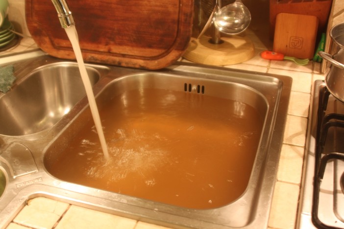 Sanremo: acqua sporca dal rubinetto di casa, un lettore chiede spiegazioni
