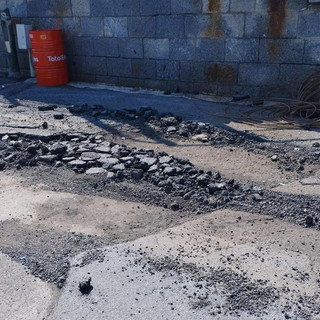 Sanremo: manto stradale in pessime condizioni sul molo del porto vecchio, affondo di Fratelli d'Italia (Foto) Sanremo: manto stradale in pessime condizioni sul molo del porto vecchio, affondo di Fratelli d'Italia (Foto)