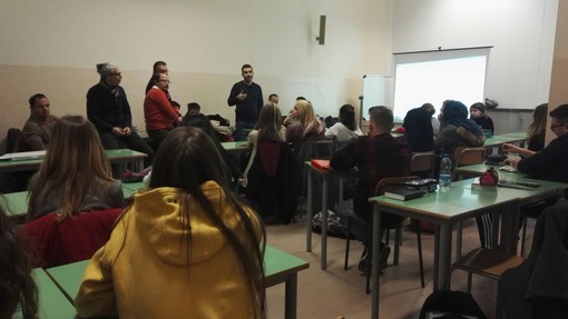 Imperia: inclusione a scuola, la 1B dell'Istituto “Calvi” ha ospitato i ragazzi dell'Anffas Imperia: inclusione a scuola, la 1B dell'Istituto “Calvi” ha ospitato i ragazzi dell'Anffas