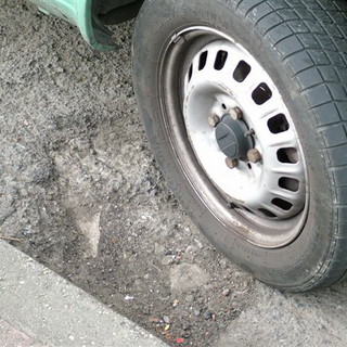 Strade gruviera, asfalti da rifare a Vallecrosia: via ai lavori, intanto il parcheggio delle poste si rifà il look Strade gruviera, asfalti da rifare a Vallecrosia: via ai lavori, intanto il parcheggio delle poste si rifà il look