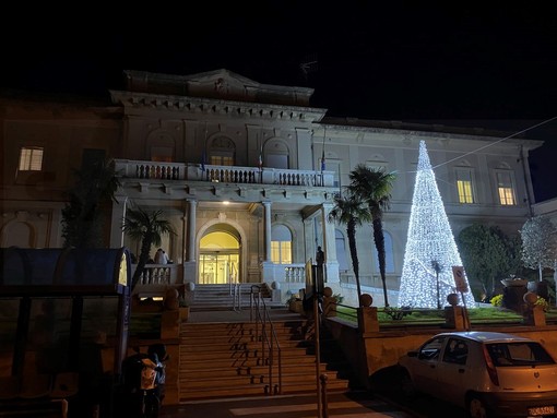 Sanremo: quest'anno quattro alberi di Natale in città, il primo acceso di fronte all'ospedale 'Borea' (Foto)
