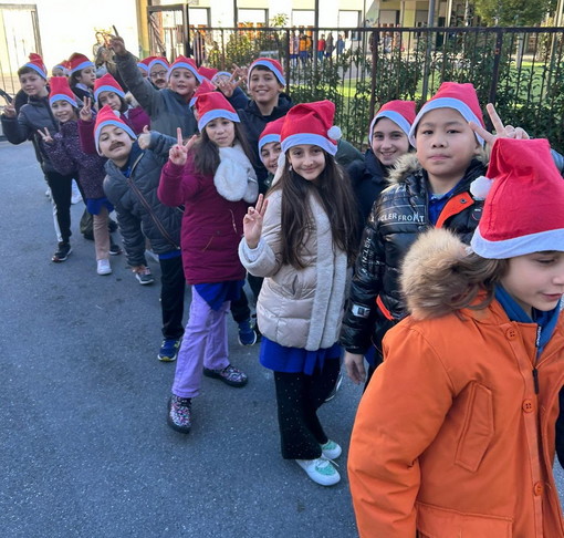 Arma di Taggia: gli alunni della Primaria hanno fatto gli auguri alle attività commerciali (Foto) Arma di Taggia: gli alunni della Primaria hanno fatto gli auguri alle attività commerciali (Foto)