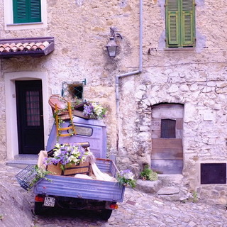 Vallebona: domenica prossima torna nel piccolo centro dell'entroterra l'appuntamento con 'Ape in Fiore' Vallebona: domenica prossima torna nel piccolo centro dell'entroterra l'appuntamento con 'Ape in Fiore'