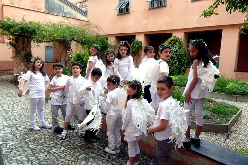 Ventimiglia: ieri nella città alta e con tanti bambini, la città si è sentita più... 'angelica' Ventimiglia: ieri nella città alta e con tanti bambini, la città si è sentita più... 'angelica'
