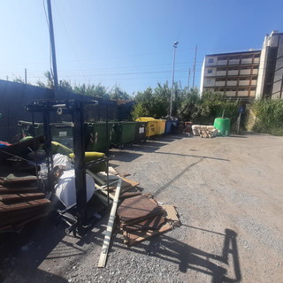Vallecrosia: i soliti vandali maleducati, parcheggio Goso invaso da rifiuti ingombranti (Foto) Vallecrosia: i soliti vandali maleducati, parcheggio Goso invaso da rifiuti ingombranti (Foto)