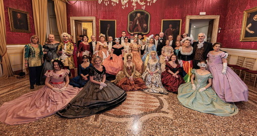 Sanremo come Bridgerton: una promenade in abiti storici trasforma il centro in una corte europea Sanremo come Bridgerton: una promenade in abiti storici trasforma il centro in una corte europea