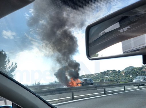 Imperia, paura per un'auto fiamme sull'Autofiori: vigili del fuoco al lavoro Imperia, paura per un'auto fiamme sull'Autofiori: vigili del fuoco al lavoro
