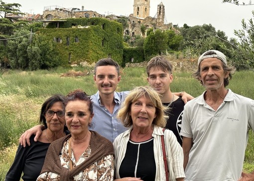 Una rappresentanza dei residenti di Bussana Vecchia