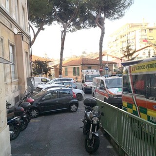 Sanremo: anche stamattina ambulanze bloccate in ospedale, non si placano i problemi delle pubbliche assistenze (Foto)