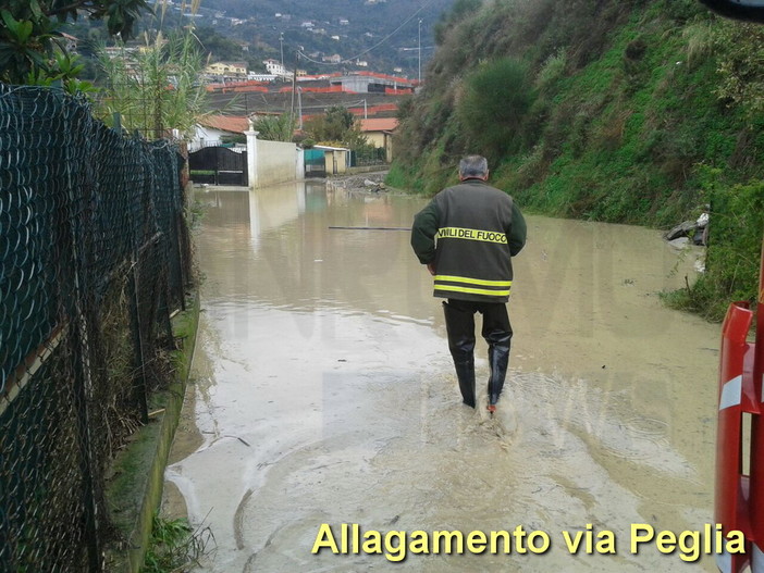 Ventimiglia: serie di interventi dei Vigili del Fuoco. Allagamento in via Peglia, incidente alle Braie ed albero pericolante Ventimiglia: serie di interventi dei Vigili del Fuoco. Allagamento in via Peglia, incidente alle Braie ed albero pericolante