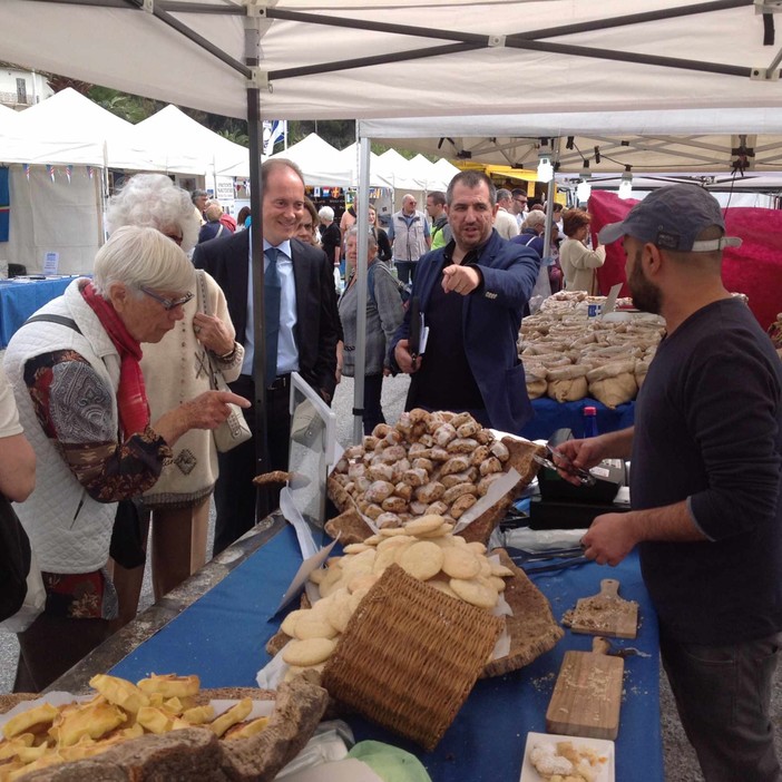 Andora: Diego Bongiovanni, chef della "Prova del Cuoco" su Rai 1, apre la rassegna "Azzurro, pesce d'autore" 2019 Andora: Diego Bongiovanni, chef della "Prova del Cuoco" su Rai 1, apre la rassegna "Azzurro, pesce d'autore" 2019