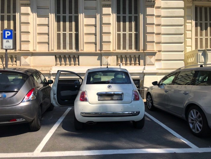 Sanremo: auto rigata di proposito proprio sotto il Comune durante il fine settimana (Foto) Sanremo: auto rigata di proposito proprio sotto il Comune durante il fine settimana (Foto)
