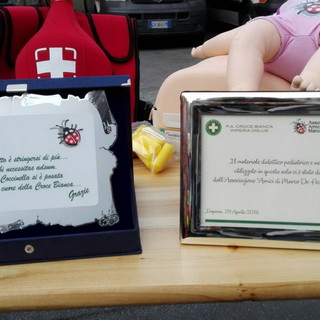 Donato materiale didattico e di soccorso alla Croce Bianca di Imperia dall'associazione 'Amici Marco de Fecondo'