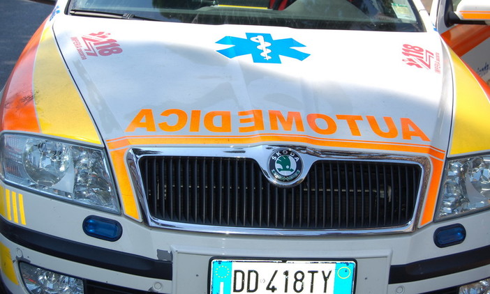 Diano Marina: incidente sul lavoro in via Monade, operaio infilzato da un ferro, non è grave